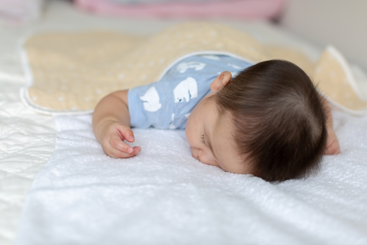赤ちゃんのうつぶせ寝は死亡事故の危険！防止策は？いつからOK｜看護師監修 健康検定協会